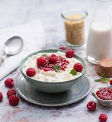 Kokosowa jaglanka z malinami