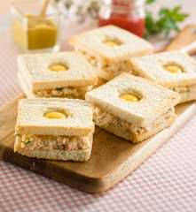 Tostadas con surimi y huevos de codorniz