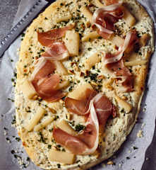 Pizza mit Schwarzwurzel und Serrano-Schinken