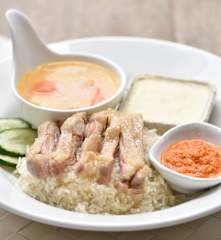 Riz au poulet de Hainan, soupe de légumes et œuf à la vapeur