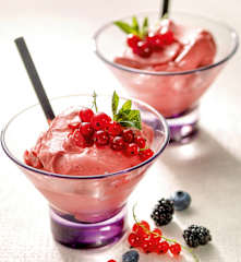 Espuma rápida de frutillas y bananas congeladas