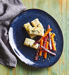 Filetti di nasello con carote arancioni e viola al timo