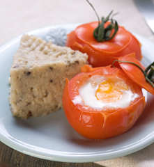 Pilzreis mit Eiern im Tomatennest