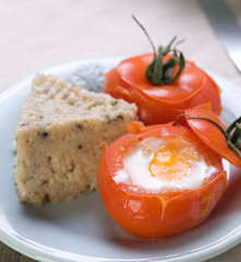 Houbové rizoto s vejcem v rajčatovém hnízdě