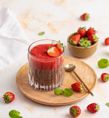 Kakaowy pudding chia z truskawkami