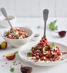 Bucatini de beterraba e feta