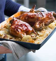 Cochinillo asado con patatas panadera