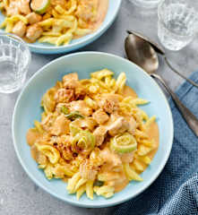 Szybka potrawka z kurczaka i pora z kluskami (spätzlami)