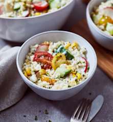 Ensalada de cebada perlada con salsa de yogur