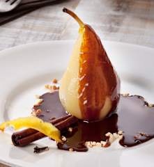 Peras em calda com molho de chocolate
