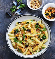 Pâtes aux moules, raisins et pignons