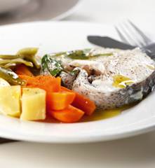 Peixe ao vapor com legumes e sopa