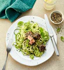 Zucchininudeln mit Avocado-Basilikum-Pesto und Sesamlachs