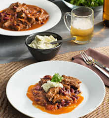 Entraña con judías rojas y queso feta al limón