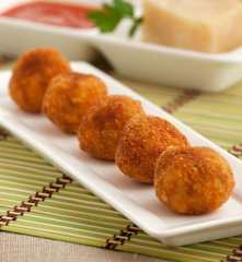 Croquetas de arroz con parmesano