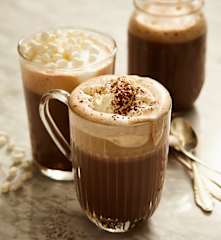 Heiße Kaffee-Rum-Milch