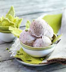 Sorbet à la quetsche et tuiles à la pistache