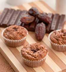 Magdalenas de chocolate y dátiles