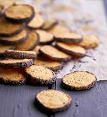 Bolachas salgadas de queijo e mostarda