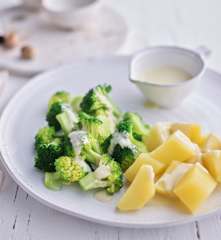Brócoli y patatas con salsa de queso