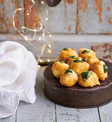 Sonhos de batata recheados com esparregado