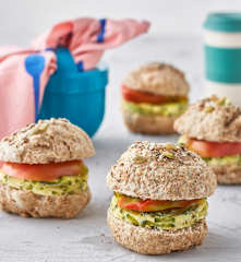 Panini ai cereali con frittata alle zucchine e pomodori