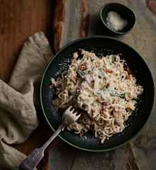 Noodles com frango e espinafres