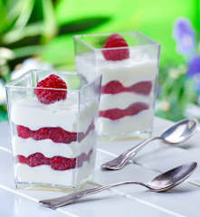 Mousse au chocolat blanc et framboises