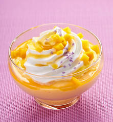 Desert cu mango și fructul pasiunii