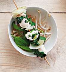 Brochettes de poulet et oignon vapeur aux herbes