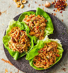 Tacos de lechuga con pollo