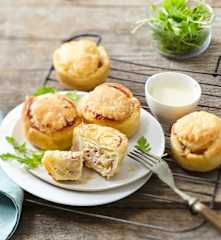 Mini-feuilletés d’andouille et pomme, sauce au camembert