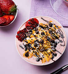 Smoothie bowl de fresas, coco y chocolate