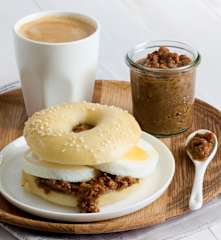 Bagels con uovo e composta al bacon