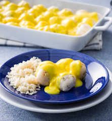 Albóndigas de pescado con salsa de limón y huevo