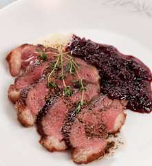 Magret de pato con salsa de cerezas