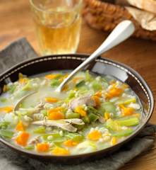 Sopa de pollo y cebada con verduras