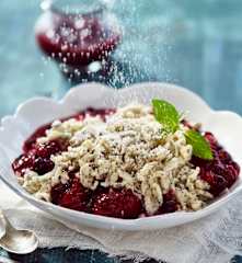 Mohnknöpfli mit Beerengrütze