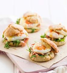 Ovos escalfados com presunto e molho maltês