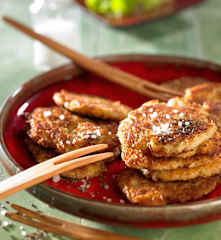 Bramboráky se zelím a slaninou