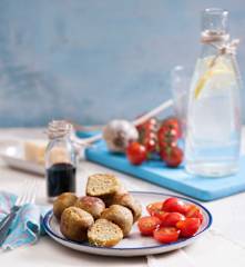 Pulpeciki z ciecierzycy z letnią sałatką pomidorową