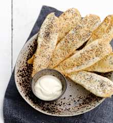 Telhas de sementes e molho wasabi