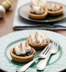 Mini tarte cu fructe și nuci tocate cu topping de bezea