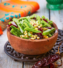 Nopalitos con guajillo y elote