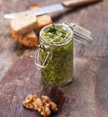 Pesto z orzechów włoskich i rukoli