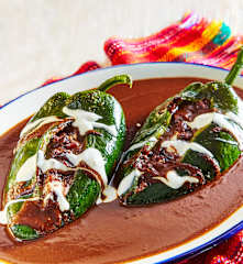 Chiles rellenos de frijol con mole negro
