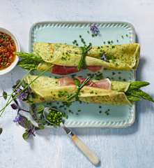 Kräuter-Palatschinken mit Spargel