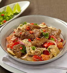 Thajský nudlový salát s hovězím masem