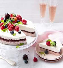 Tarta de queso con cerezas y fresas