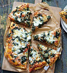 Pizza mit Spinat und Schafskäse
